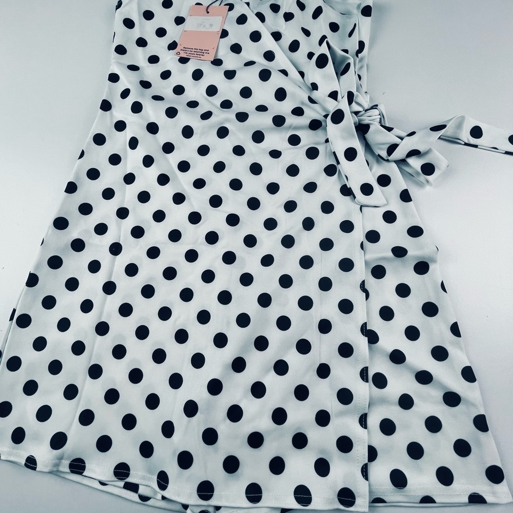WRAP TIE SKORT POLKA DOT PLAYSUIT
Colour. WHITE - Picture 4 of 5